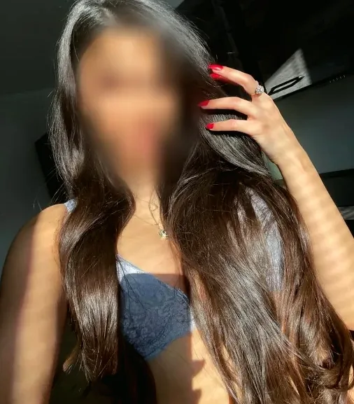 Amalie, 32