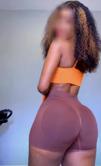 Amina, 37