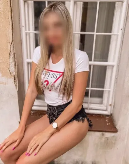 Andrea, 31