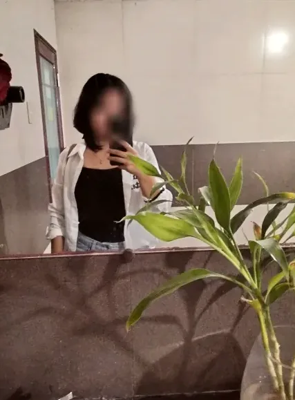 Julie, 25