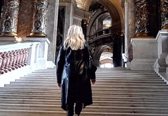 Laura, 20